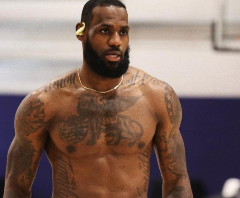 詹姆斯肌肉被誉为球员天花板，为何几乎看不到腹肌和胸肌？