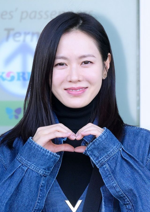 孙艺珍机场路透生图曝真容！脸浮肿发腮，产后发福身材臃肿引争议