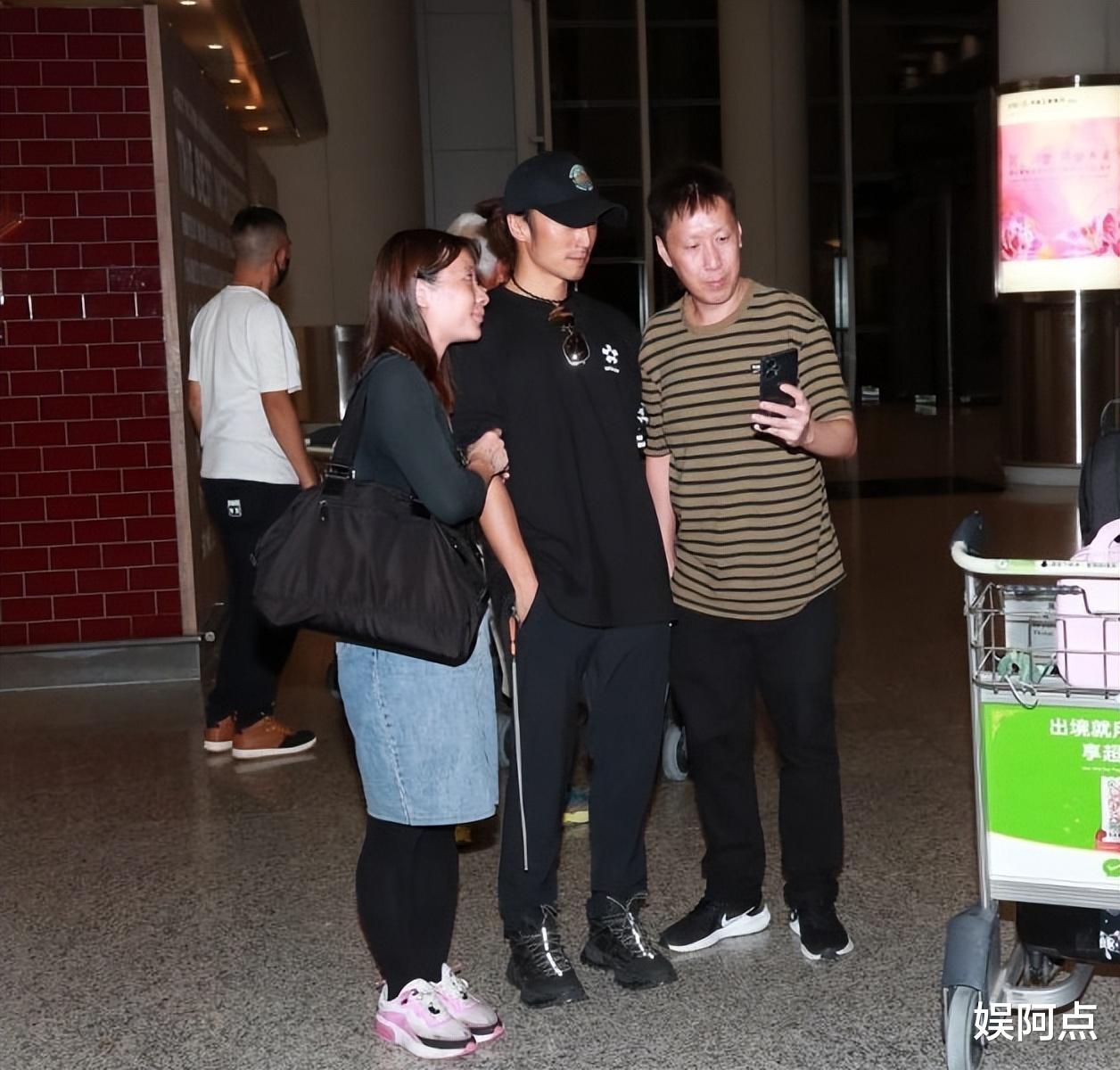 谢霆锋携长子返回香港，16岁Lucas乖巧冷酷！临走时大秀父子情