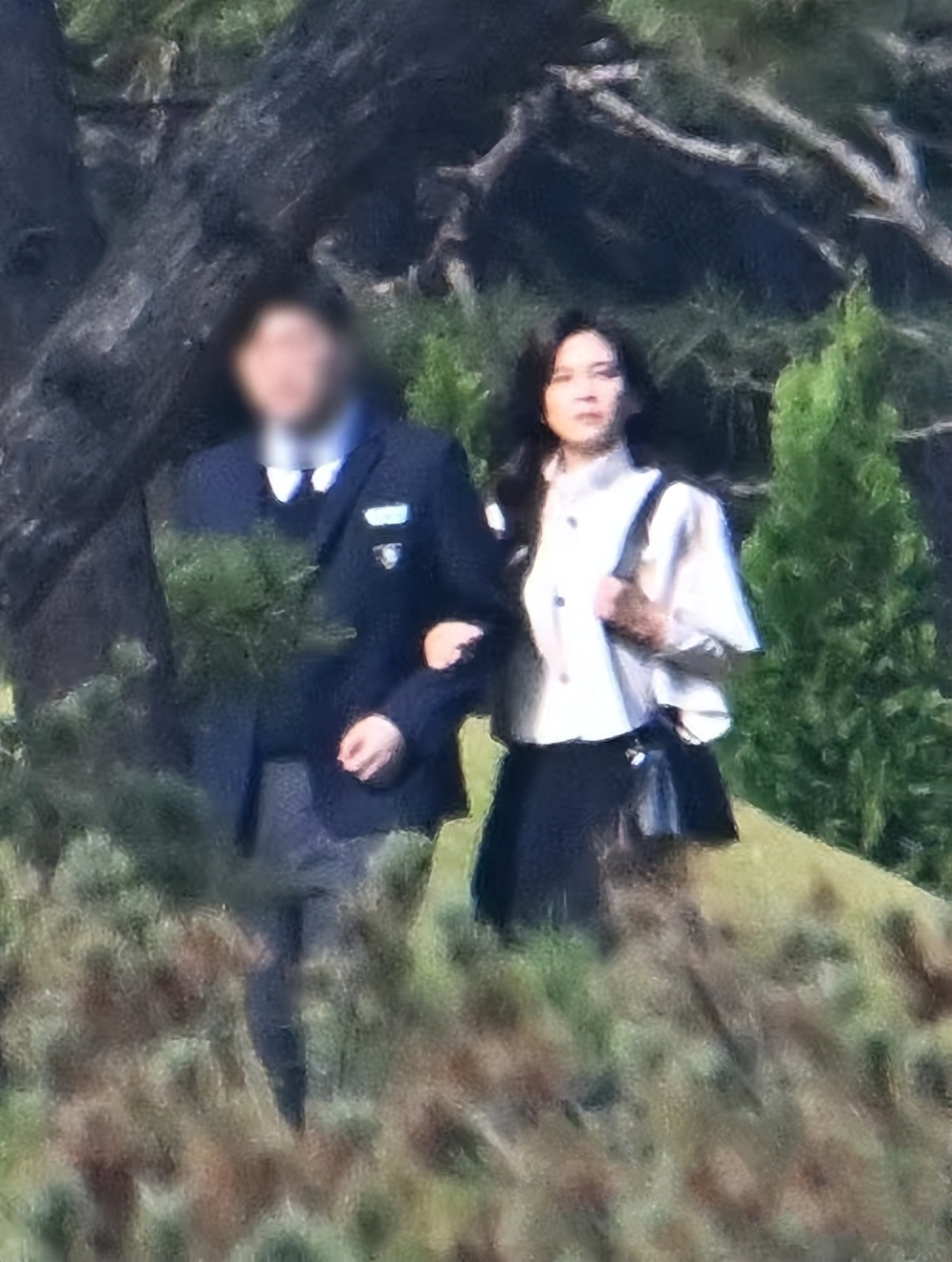 三星长公主和儿子罕见同框，任东贤身材高大威猛，颜值没遗传妈妈