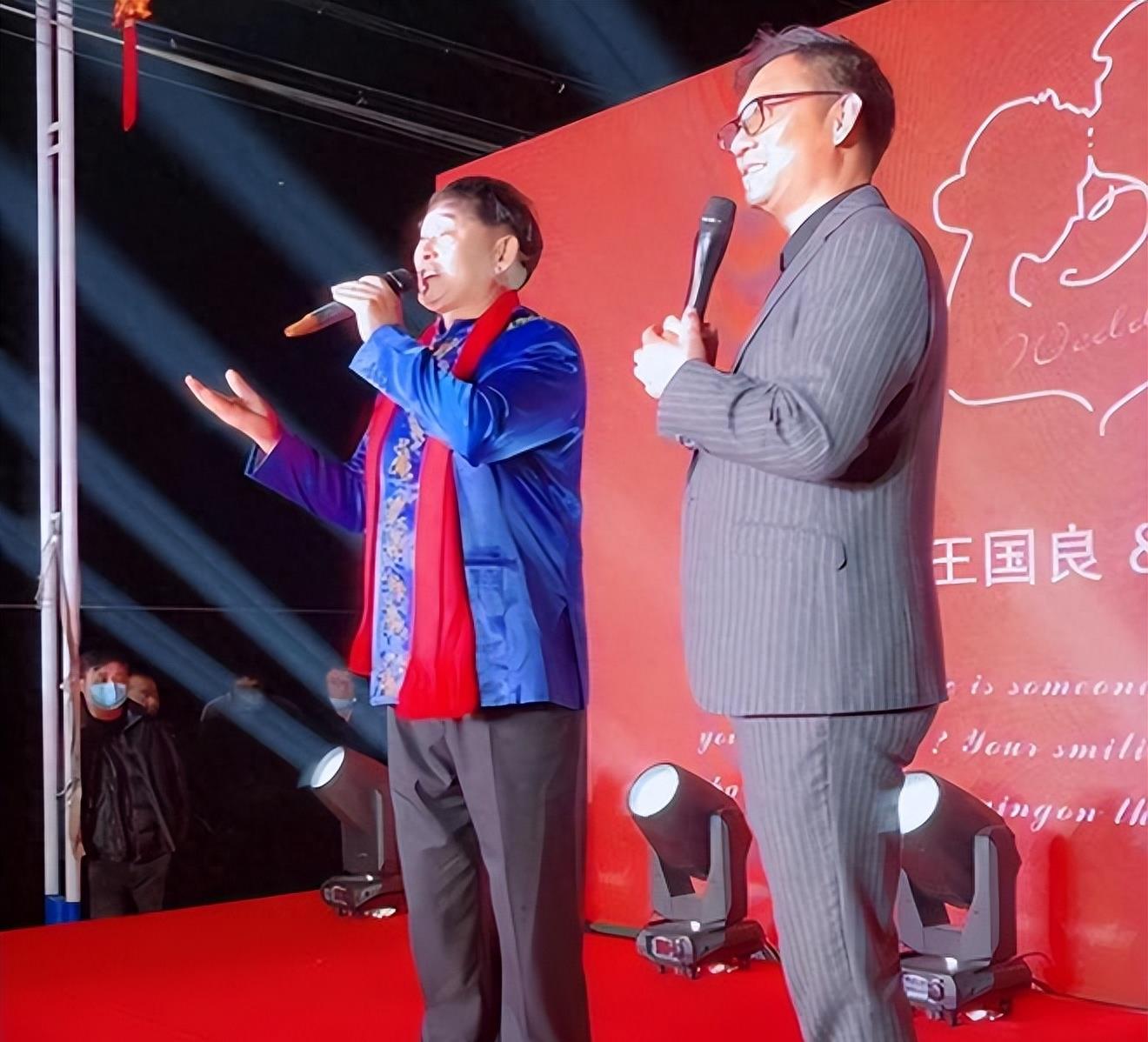 艳福不浅！大衣哥醉酒后被女粉丝强行搂抱合影，之后一头栽倒在沙发上