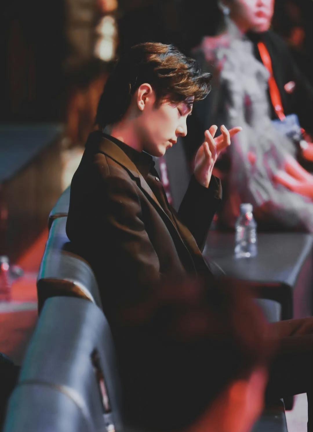 肖战|肖战穿短款皮衣赴微博之约,那英和马嘉祺聊天,称肖战为“战哥”