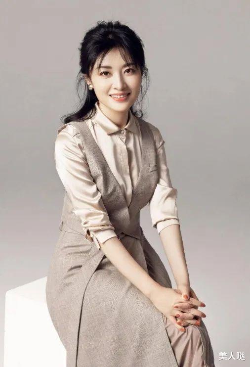 55岁周涛同框51岁海霞，仅4岁之差却一个靓丽似少女，一个沧桑似大妈