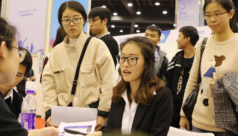 “上一边浮躁去”,张雪峰怒怼“白日做梦”女,揭开大学生遮羞布