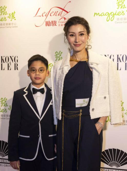李嘉欣儿子晒自拍,12岁就有大肚腩,龅牙肤色黝黑,被粉丝喊老公