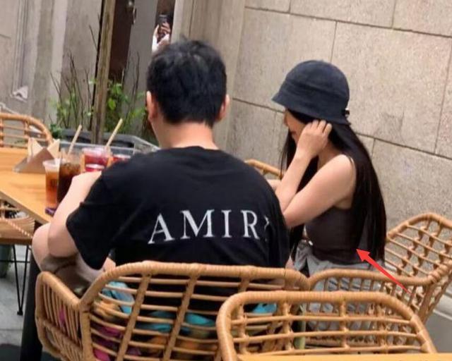 王思聪|王思聪接受街头采访，被问当天为何不上班，王总表情逗笑众人