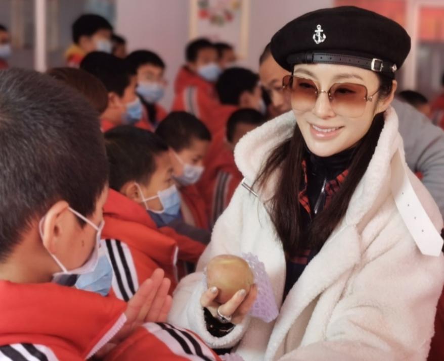 54岁的张敏：被香港大亨向华胜独宠9年，分手后嫁经纪人刘永辉