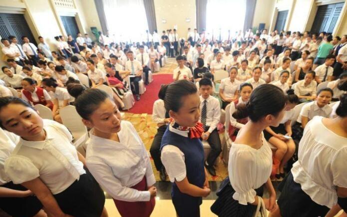 招聘|排队7小时面试3分钟,青岛空乘千人面试遭怀疑,快要卷成麻花了!