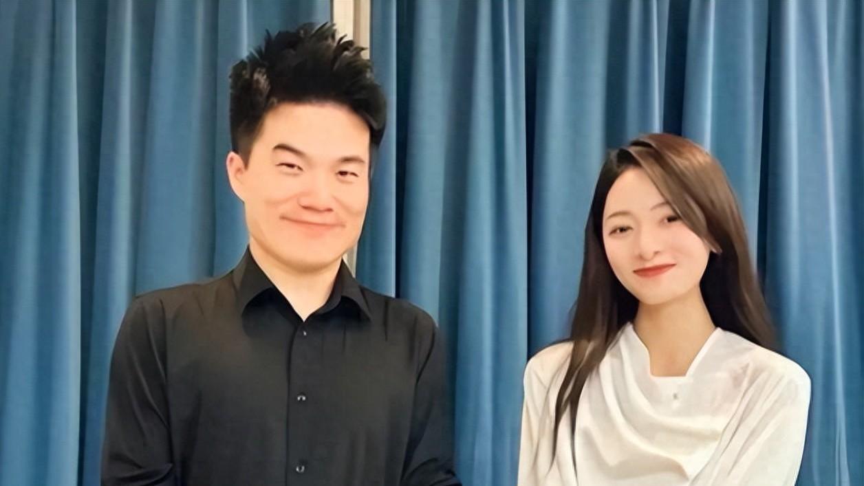 董宇辉问刘德华: 最想推荐谁来与辉同行? 刘德华回复够笑三天