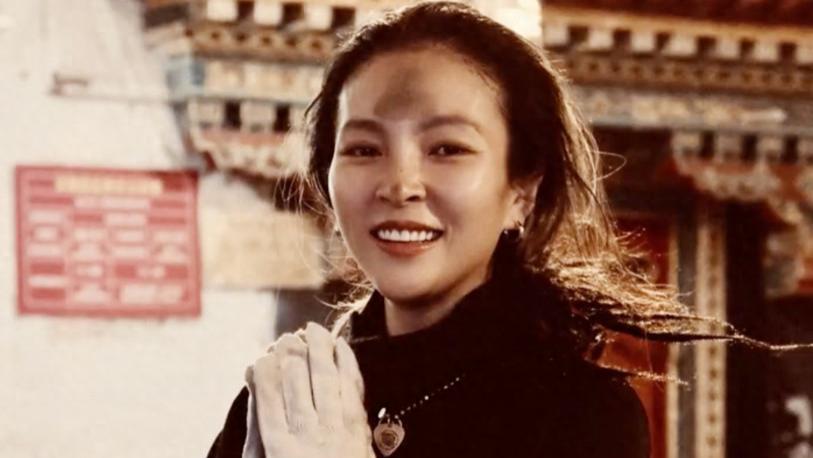 毕夏携张恒远遗照神山祈福，三步一叩额头磕肿淤青，女神张敏陪伴