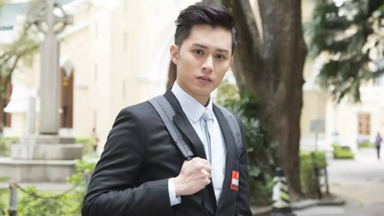 他外形高帅，忤逆父母拍戏被封锁经济，捱6年爆红想买楼报答父母