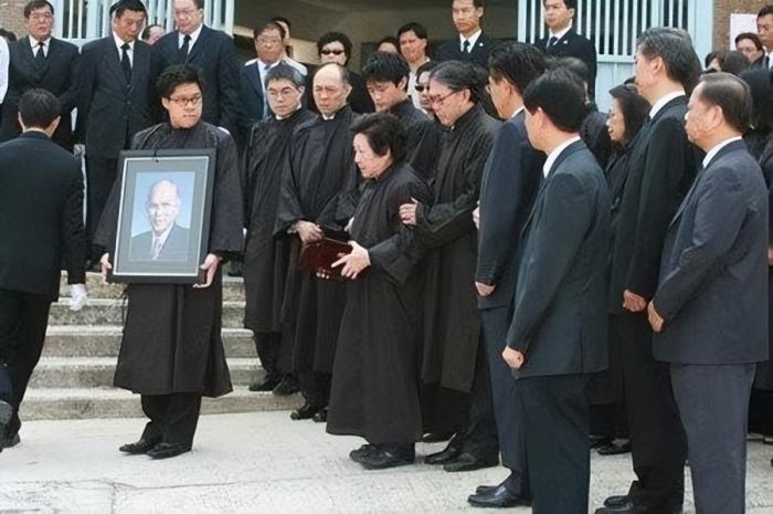 霍启刚|霍启刚罕晒父子四人同框照,齐聚北京纪念爷爷霍英东100周年诞辰
