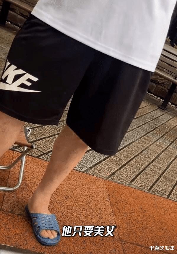 王栎鑫前妻在相亲角征婚,只有60岁老头搭讪求爱,让把女儿送人