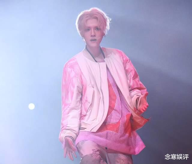 鹿晗在演唱会上穿背心,大秀肌肉线条超抢眼,硬汉味十足拒做伪娘