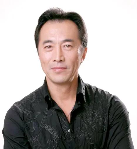 |演员郑晓宁:和女星萨日娜两小无猜,50岁当父亲,两度离婚有泪水