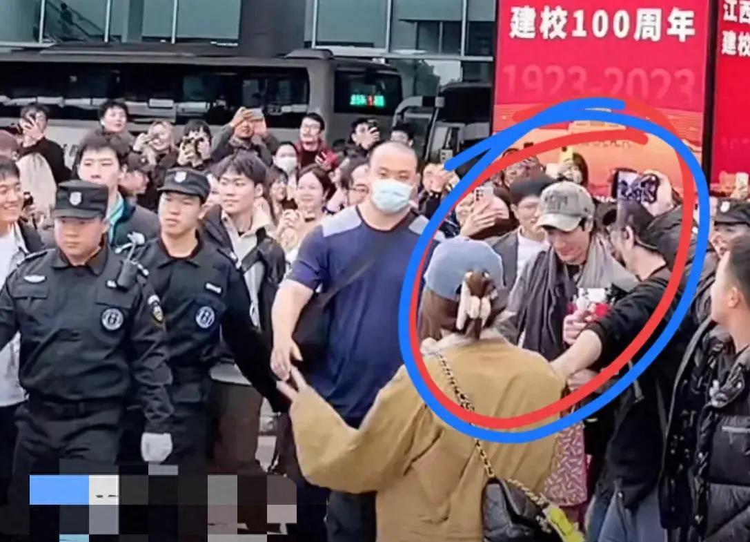 王力宏情绪失控泪洒舞台!终于能在内地开演唱会,一口气唱8首歌