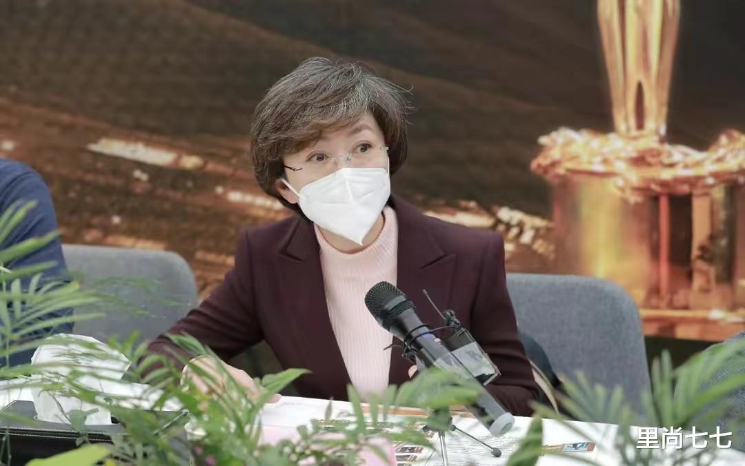 西装|海霞突然老了好多!素颜亮相不修边幅,满头白发但气质很出众