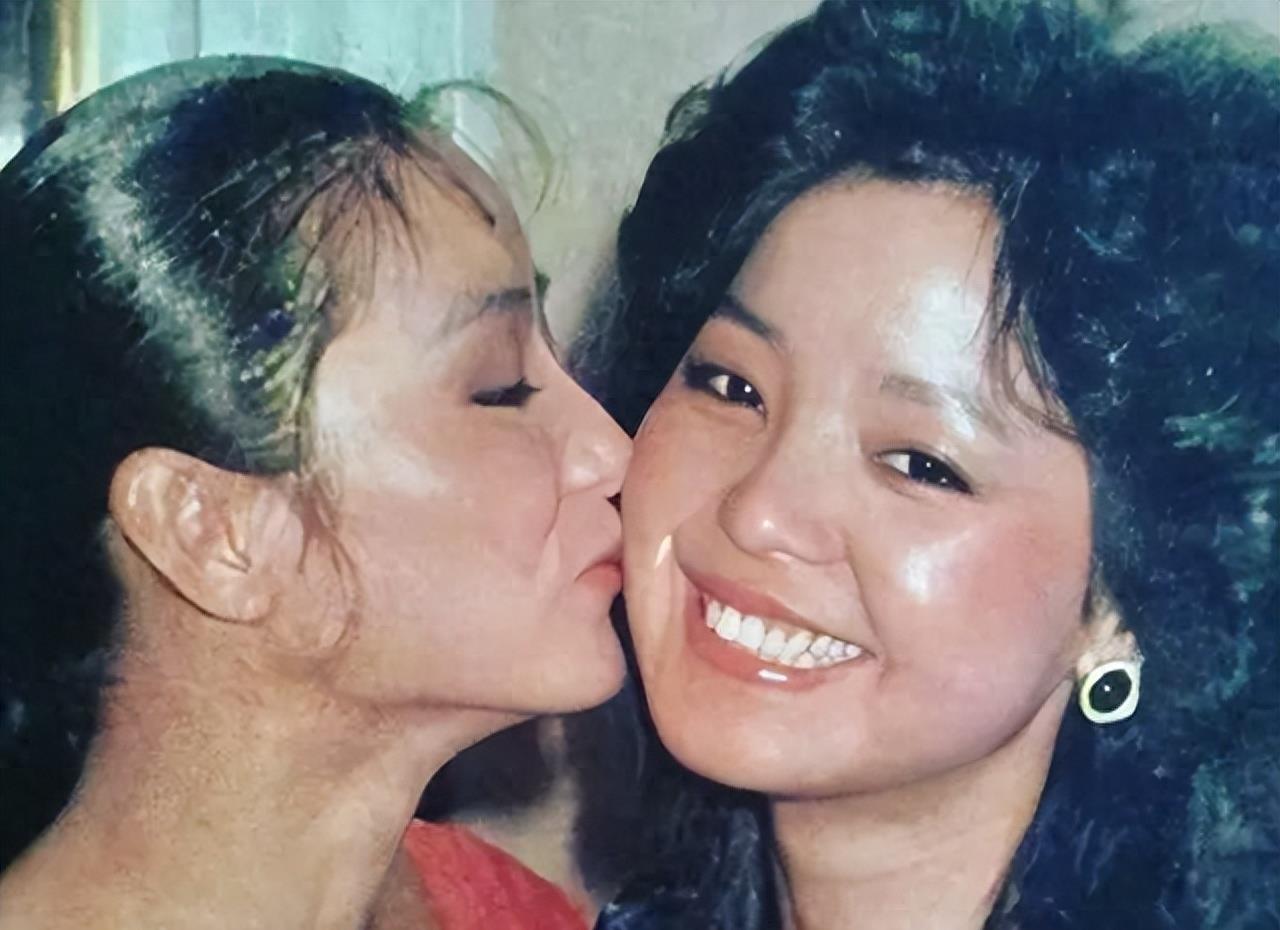 1990年邓丽君和林青霞在海滩偶遇,互相拍了10张照片! 今已成绝版