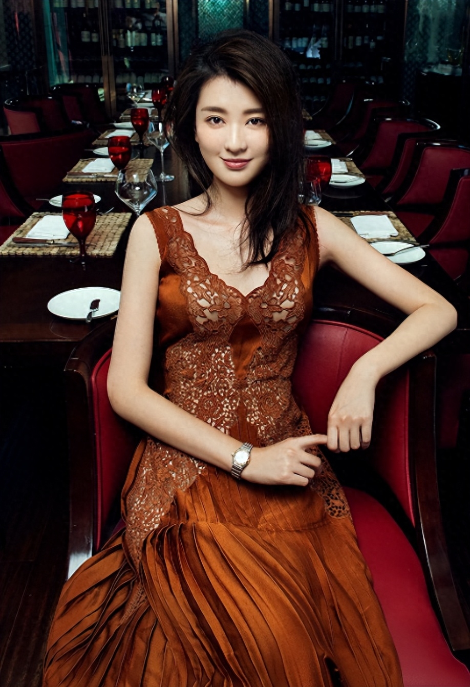 背景通天的6位女星，她们表面是艺人，个个根正苗红不怕潜规则