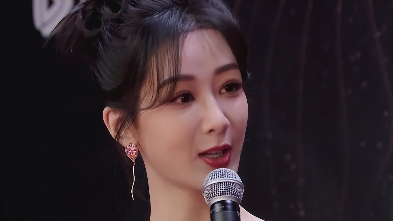 当31岁杨紫和26岁代露娃站一起，我才彻底明白，美人在骨不在皮