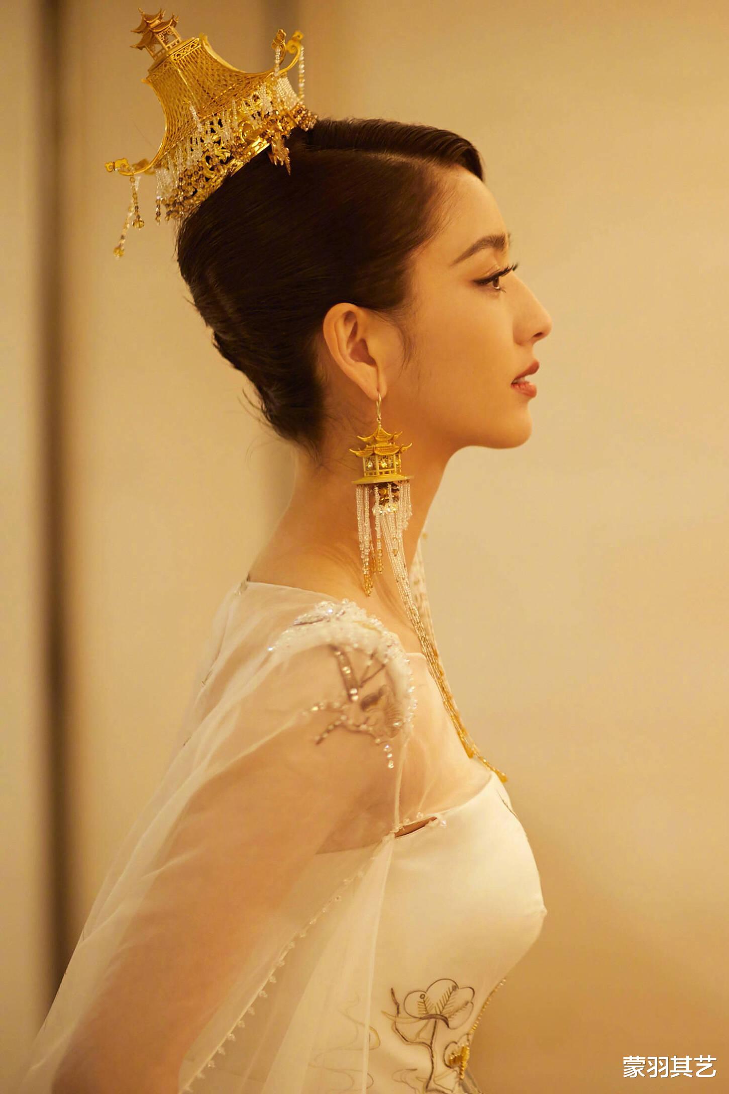 “捂胸天使”迪丽热巴,和“袒胸女神”佟丽娅