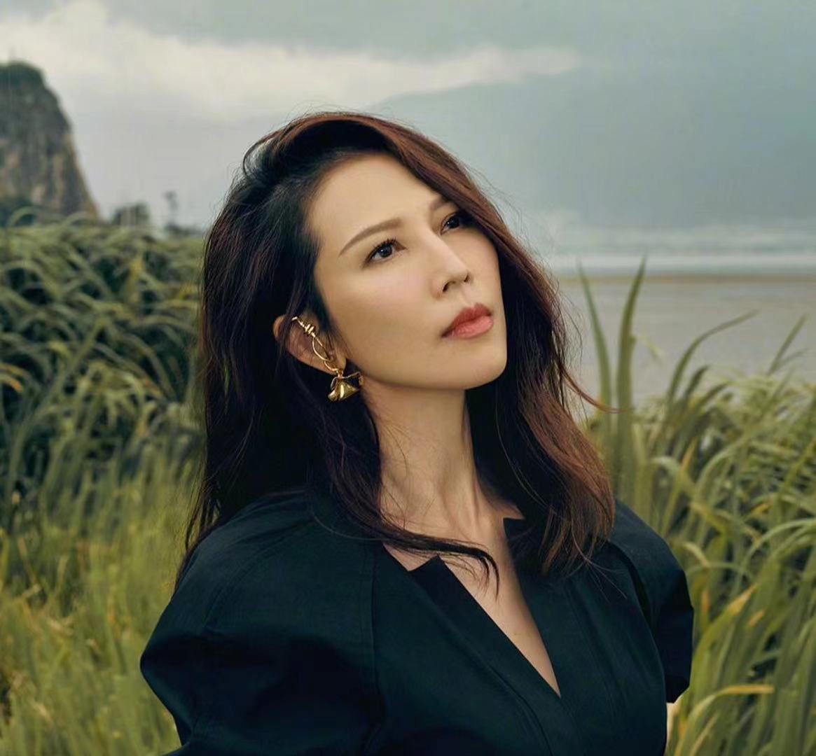 蔡少芬一家四口被偶遇,张晋胡子拉碴满面斑点,俩女儿颜值高随妈