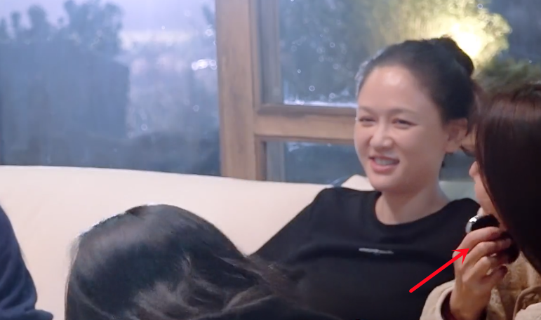 林心如录节目不忘用按摩仪保养,素颜曝光超耐看,陈乔恩素颜显老