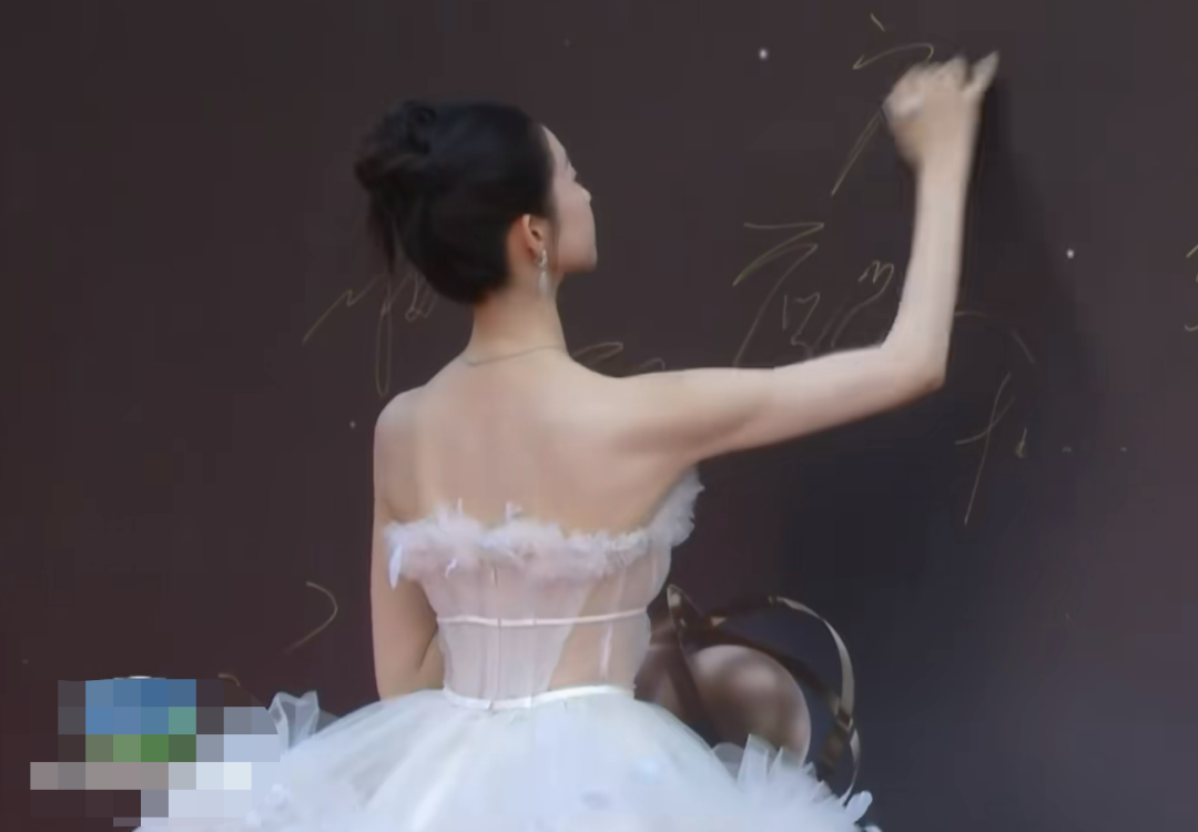 电影|电影之夜女星一个比一个敢穿:卢靖姗透视裙俗气,陈都灵发型翻车