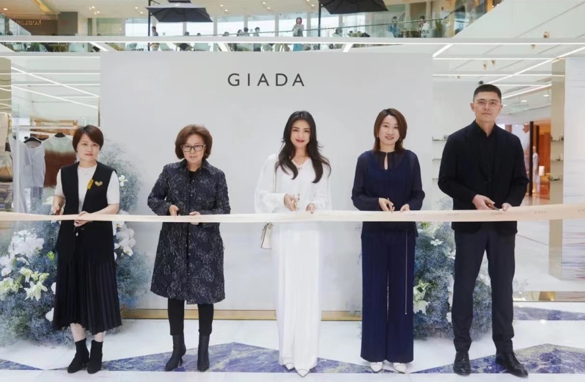 穿衣搭配|刘涛颜值狂飙把大家都美到!穿一身白参加活动,这回彻底封神了