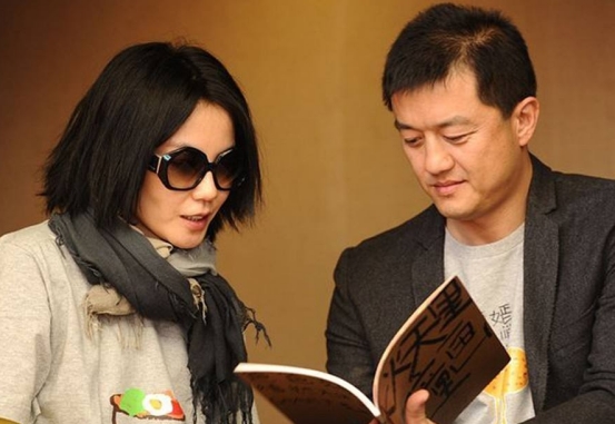 王菲54岁再传喜讯？离婚2次，没想到还是和谢贤成为一家人