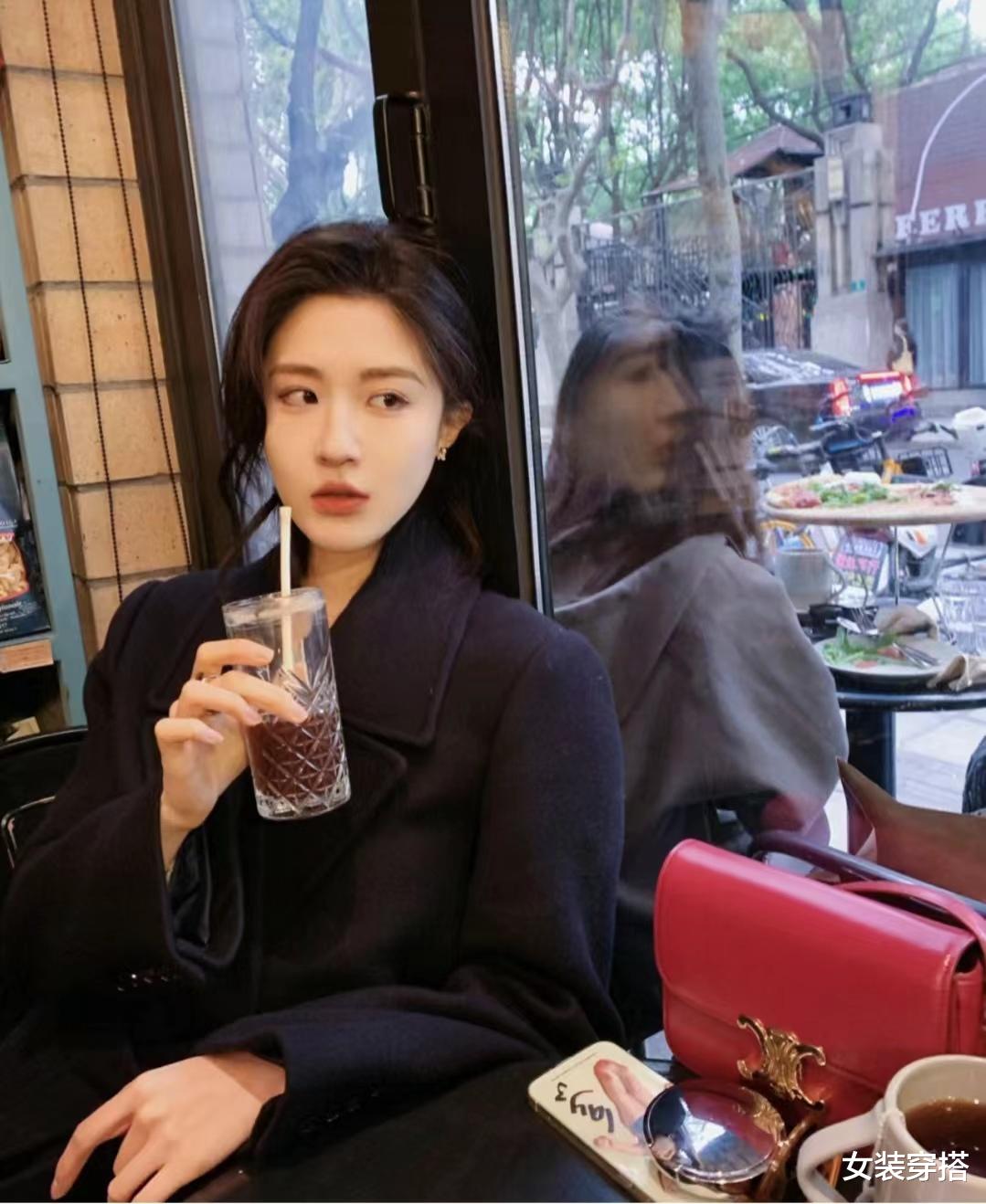 女人过了四十岁,试试2024年新流行的3款发型,显年轻气质,还洋气