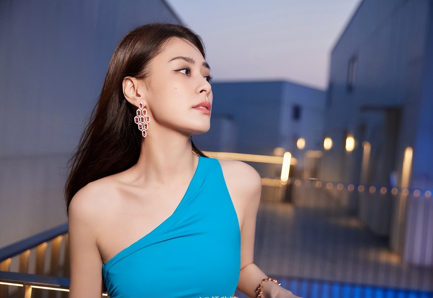 写真|Twins晒写真,阿娇穿蓝色露腰长裙,阿sa穿露肩长裙,同样都娇俏美丽