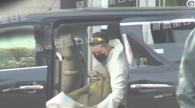 恋情再曝光？陈伟霆连续三天回何穗家住，两人按摩后坐同辆车回家