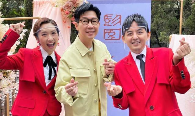 黄子佼坐担架就医画面曝光,头歪斜整个人没意识,路人好奇观望