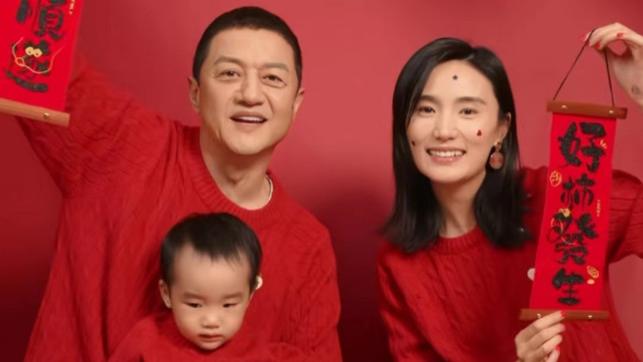 李亚鹏除夕晒全家福，一家三口穿红衣好喜庆，夏夏越长越像爸爸