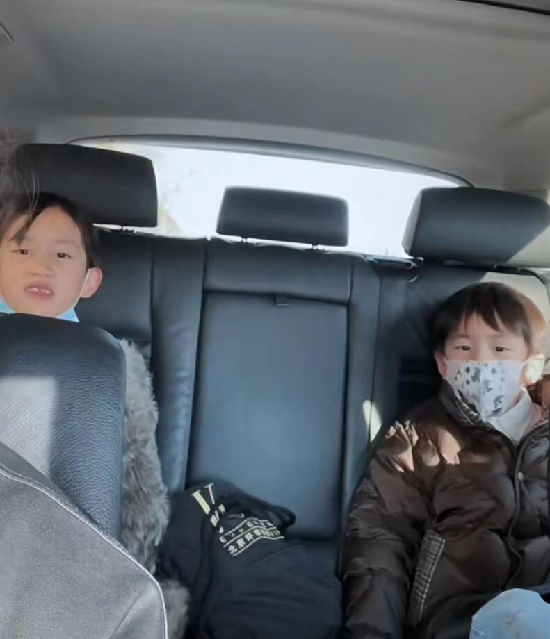 柯佳嬿|孙莉携仨子女踏冰,多多素颜出镜脸型变精致,网友直呼被美晕了