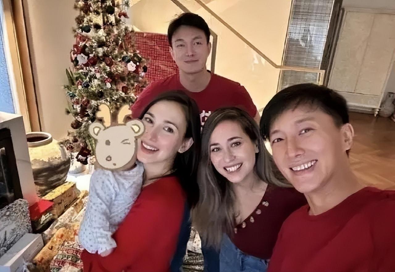 韩庚|韩庚卢靖姗抱娃出游，二人亲自照顾孩子，随行保姆工作相对轻松