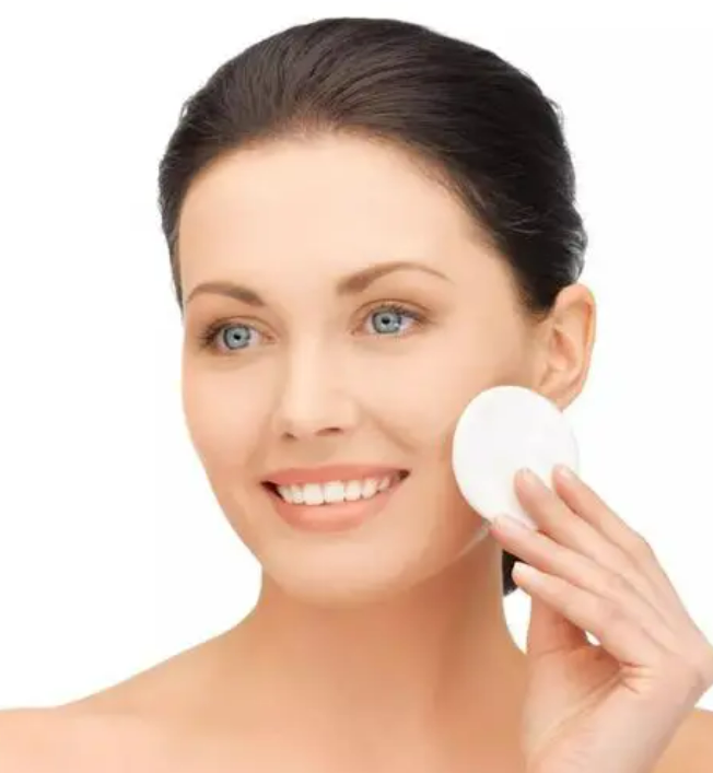 粉底液 在涂粉底液之前,一定要做好保湿工作的。