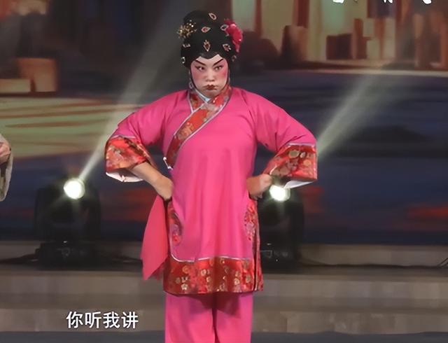 63岁的“八姑”黄伟香，戏里嫁给谭宪炳，现实中的丈夫从不出镜