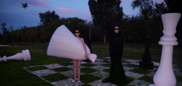 张若昀唐艺昕合体拍写真,甜蜜樱桃吻,大手搂细腰,性张力拉满