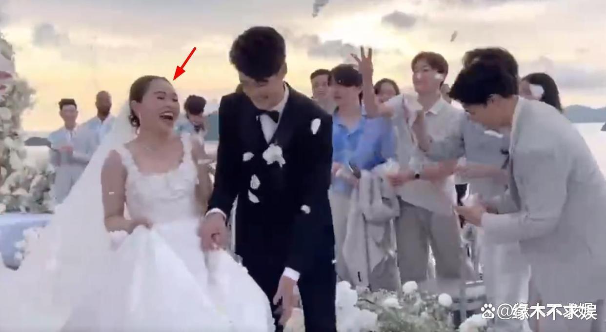 李珠衔和Angelababy闺蜜大婚，现场众星云集，酒席风格引争议！