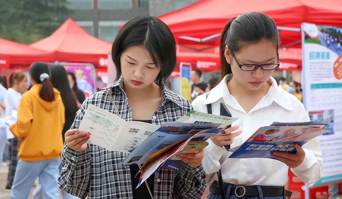 |00后大学生找工作真豪横,看错时间还态度强硬,难怪毕业即失业