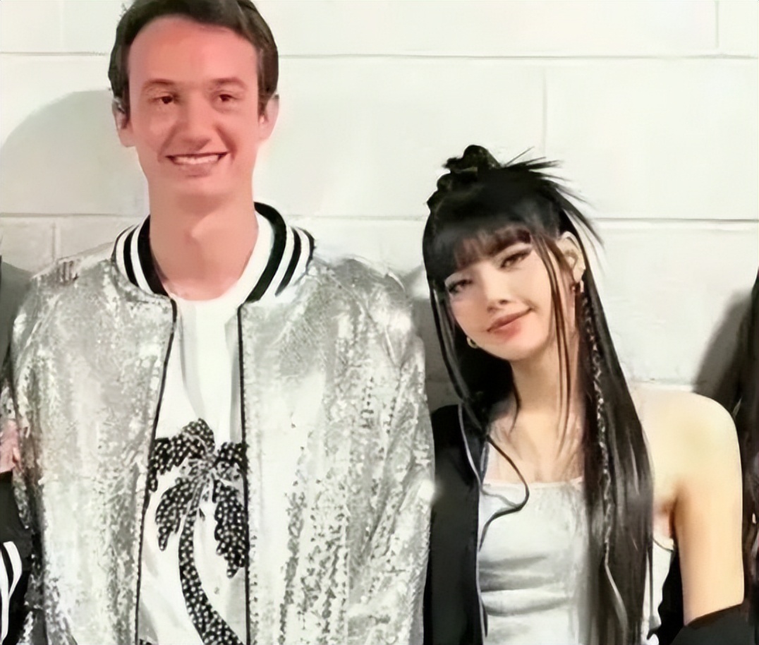 Lisa懒理疯马秀风波,与LV三公子同游湄公河,网传演出可竞价抚摸