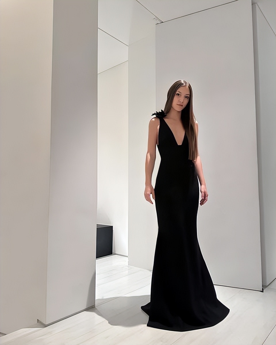 74岁王薇薇带俩混血女儿走红毯！和小鲜肉依偎着真甜，比女儿还美