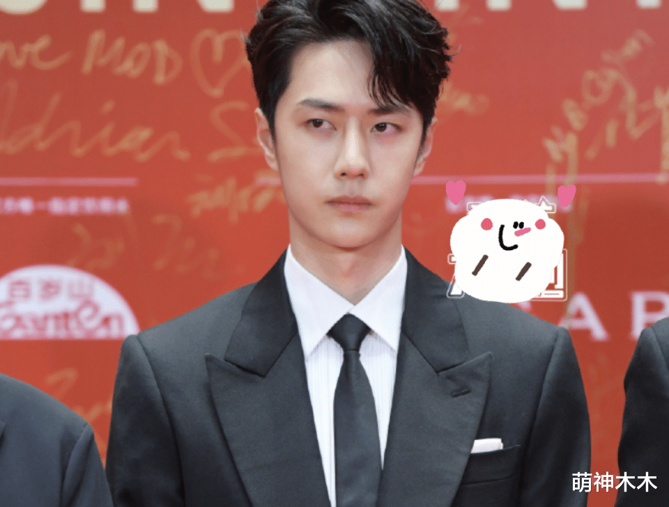 周冬雨|北影节闭幕红毯：关晓彤红裙显腰粗，周冬雨老气，王一博严肃冷脸