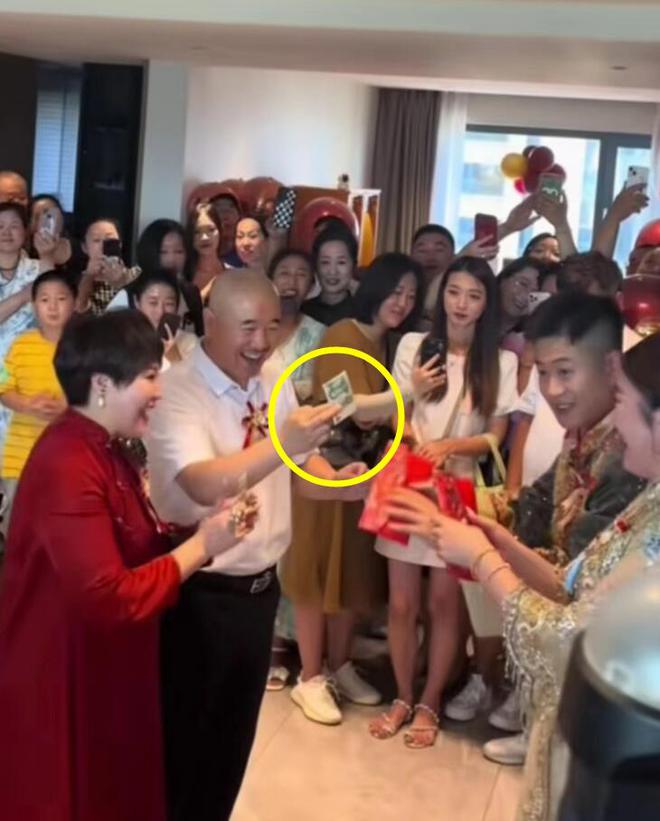 刘能儿子大婚任达华孙红雷道贺，婚宴后，狗仔冲入会场吃剩菜剩饭