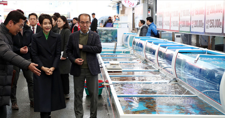 碳水化合物 韩国第一夫人逛海鲜市场都这么美！举着大螃蟹接地气，黑绿配惊艳