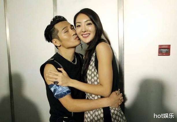 曹格凌晨晒旧照回应前妻,评论区先夸后损,坚称自己没喝酒