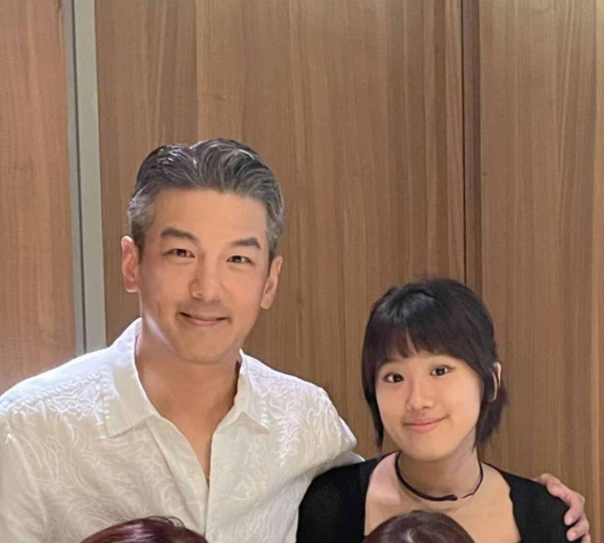 贾静雯18岁女儿定居上海！与孙志浩团聚父慈女孝，后妈年轻似姐姐