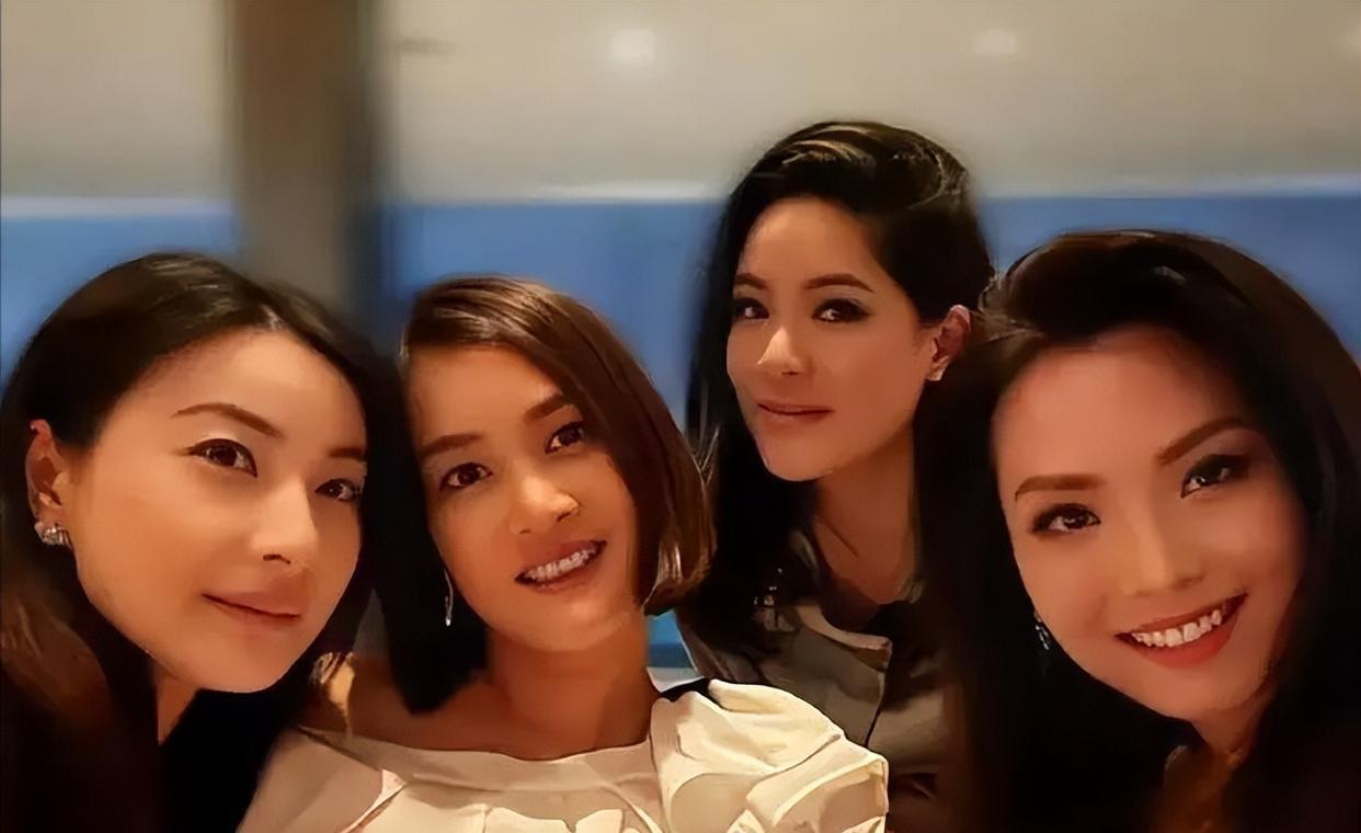 郭晶晶|郭晶晶罕见参加名媛聚会,站位边缘打扮格格不入,李嘉欣却在C位